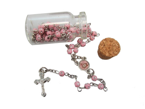 Recuerdos de botellas con rosarios para Primera Comunión